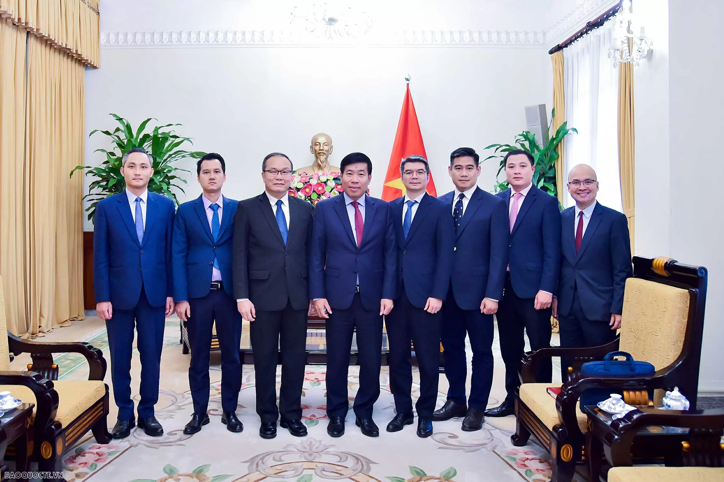 Deputy Foreign Minister Nguyen Manh Cuong receives Lao Consul General in Da Nang