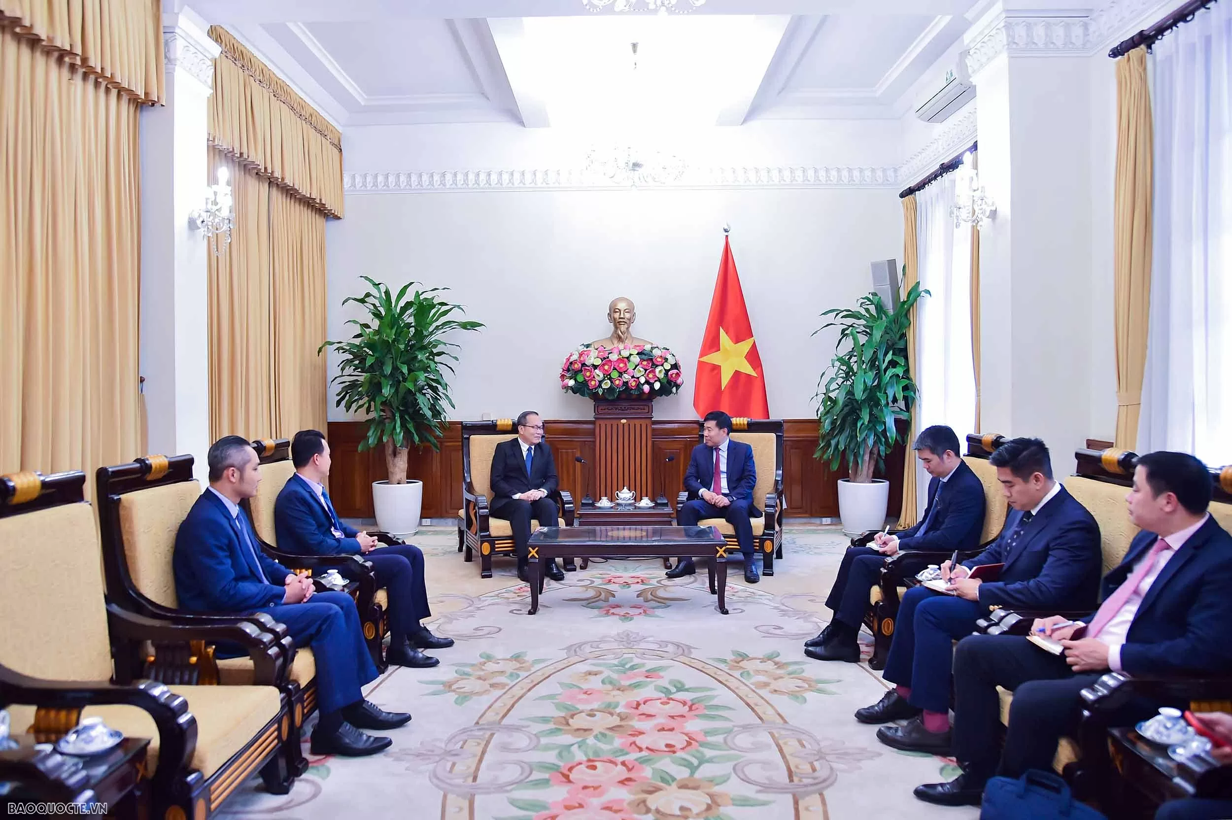 Deputy Foreign Minister Nguyen Manh Cuong receives Lao Consul General in Da Nang