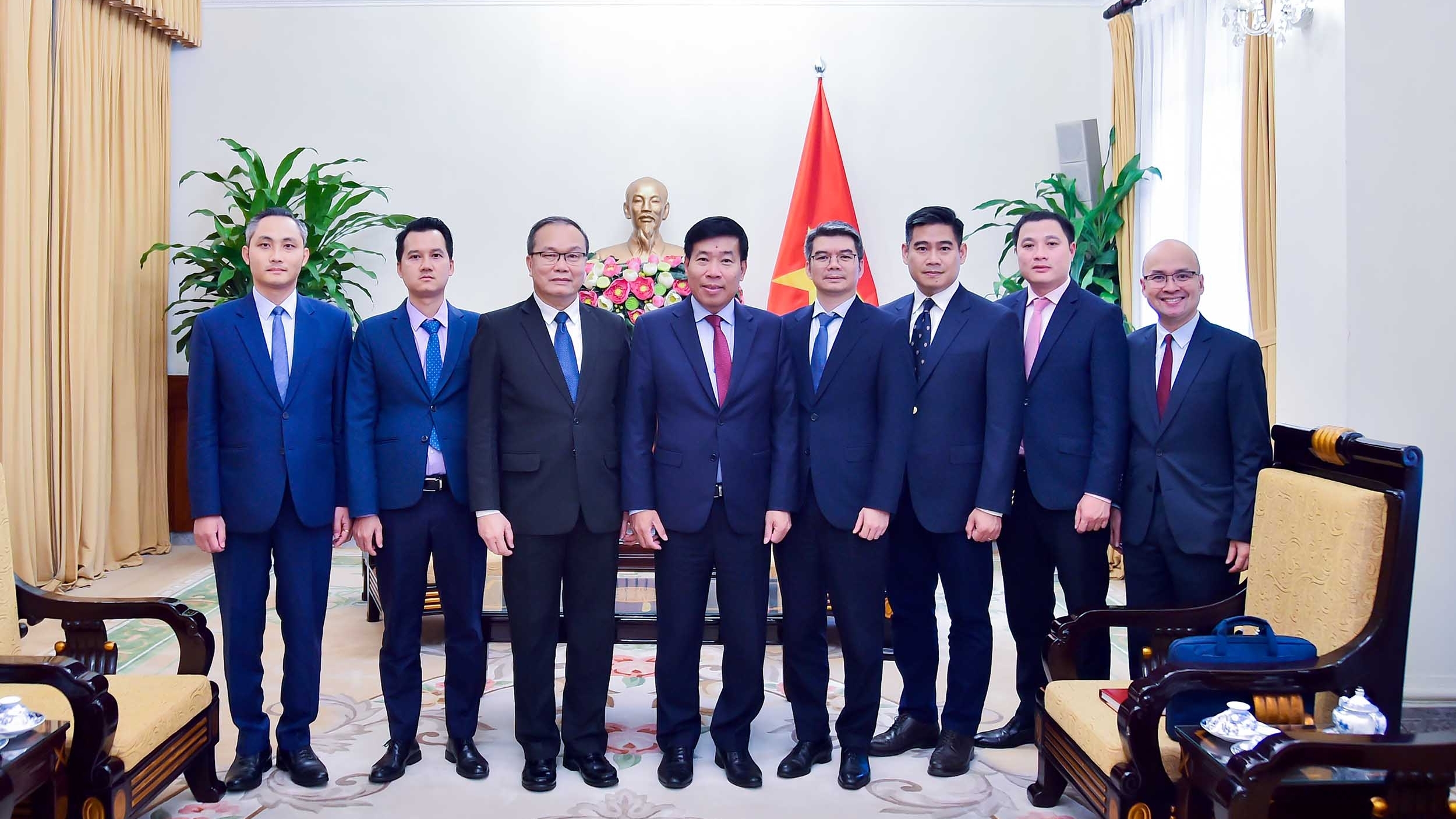 Deputy Foreign Minister Nguyen Manh Cuong receives Lao Consul General in Da Nang
