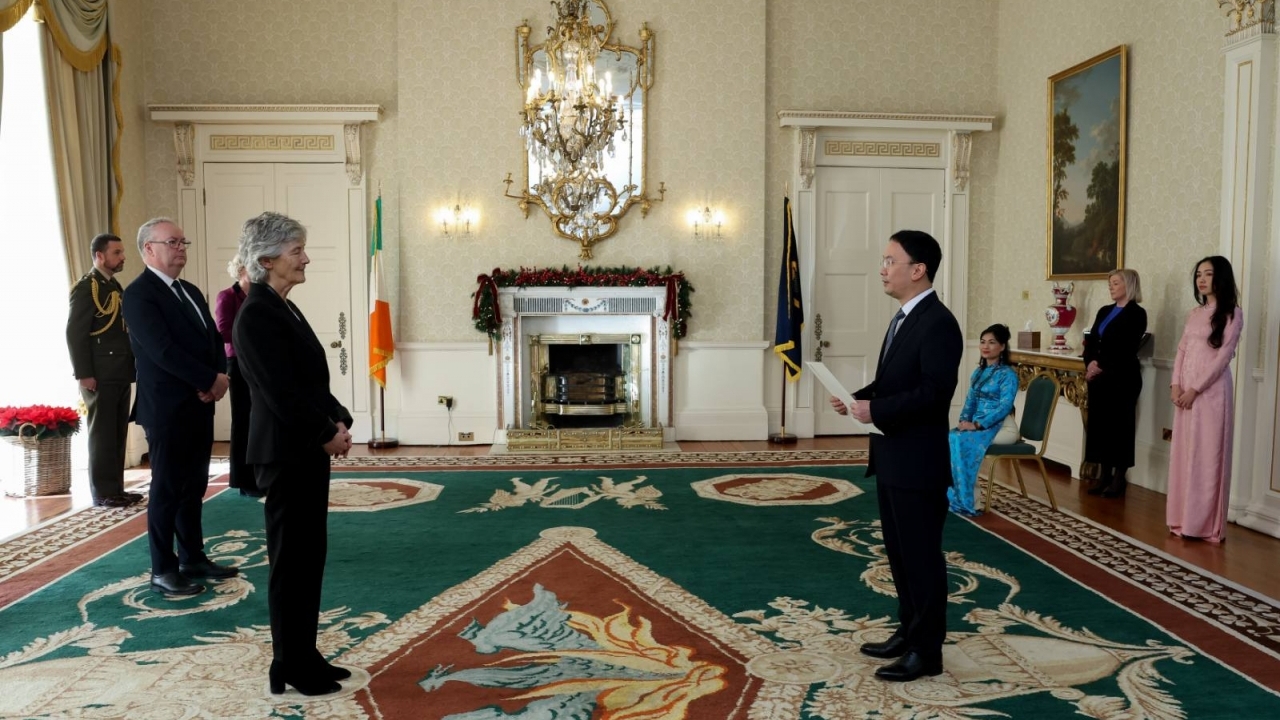 Ambassador Pham Toan Thang presents Credentials to President of Ireland Catherine Connolly