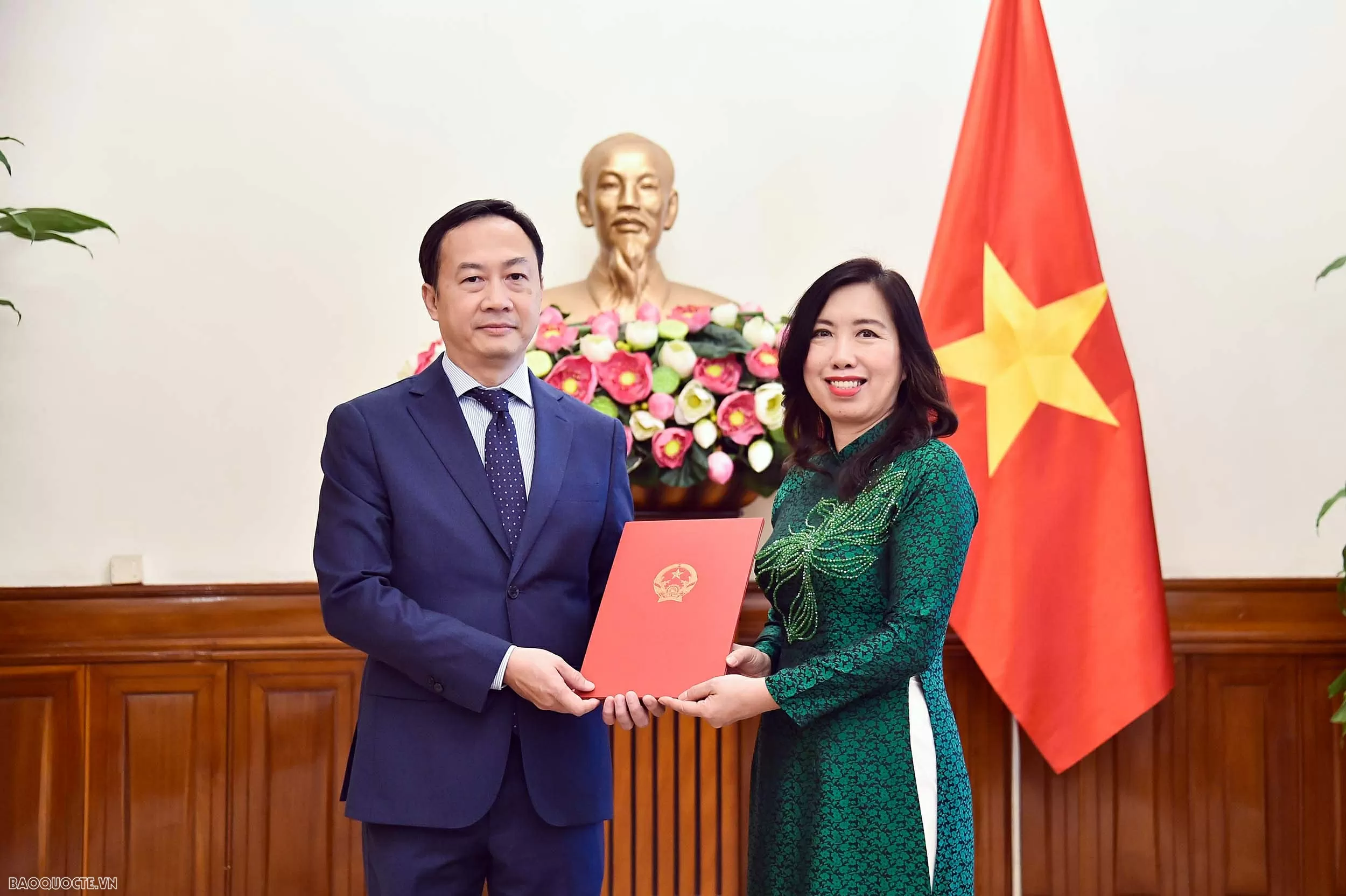 Deputy Foreign Minister Le Thi Thu Hang presents Decision on appointment and transfer of personnel