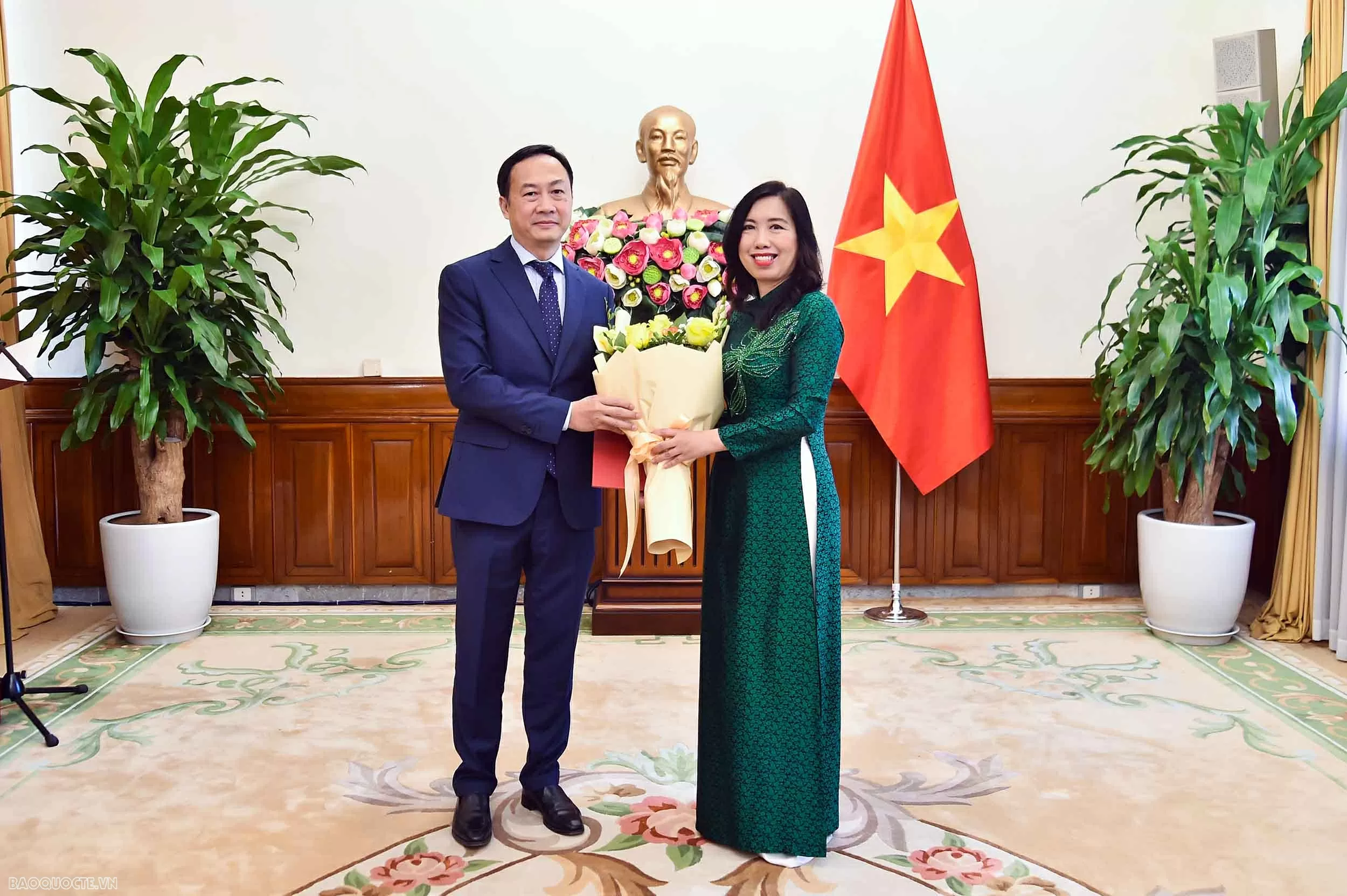 Deputy Foreign Minister Le Thi Thu Hang presents Decision on appointment and transfer of personnel