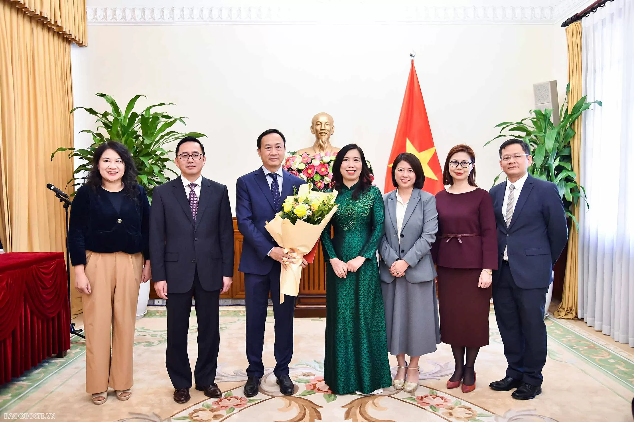 Deputy Foreign Minister Le Thi Thu Hang presents Decision on appointment and transfer of personnel