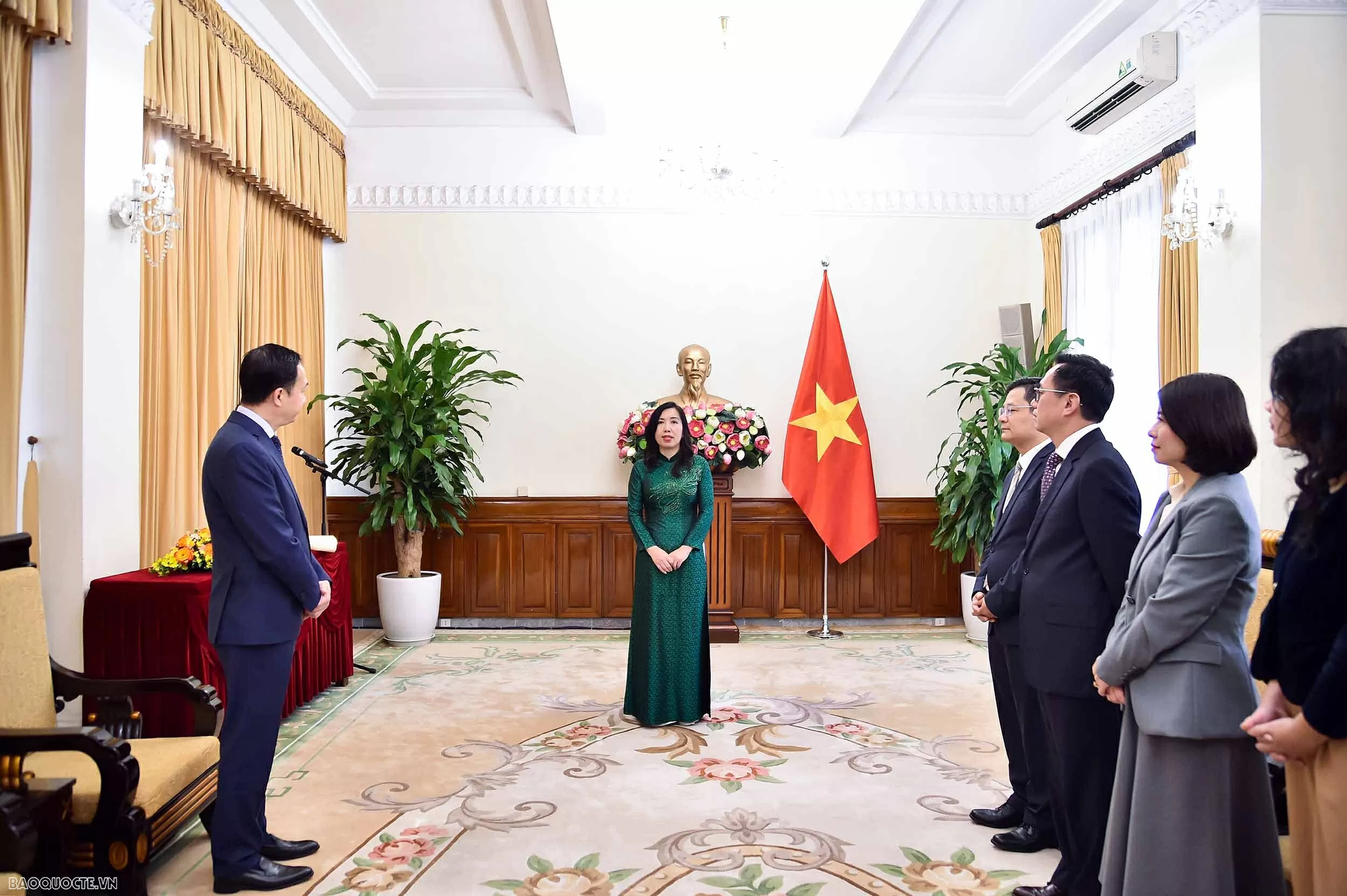 Deputy Foreign Minister Le Thi Thu Hang presents Decision on appointment and transfer of personnel