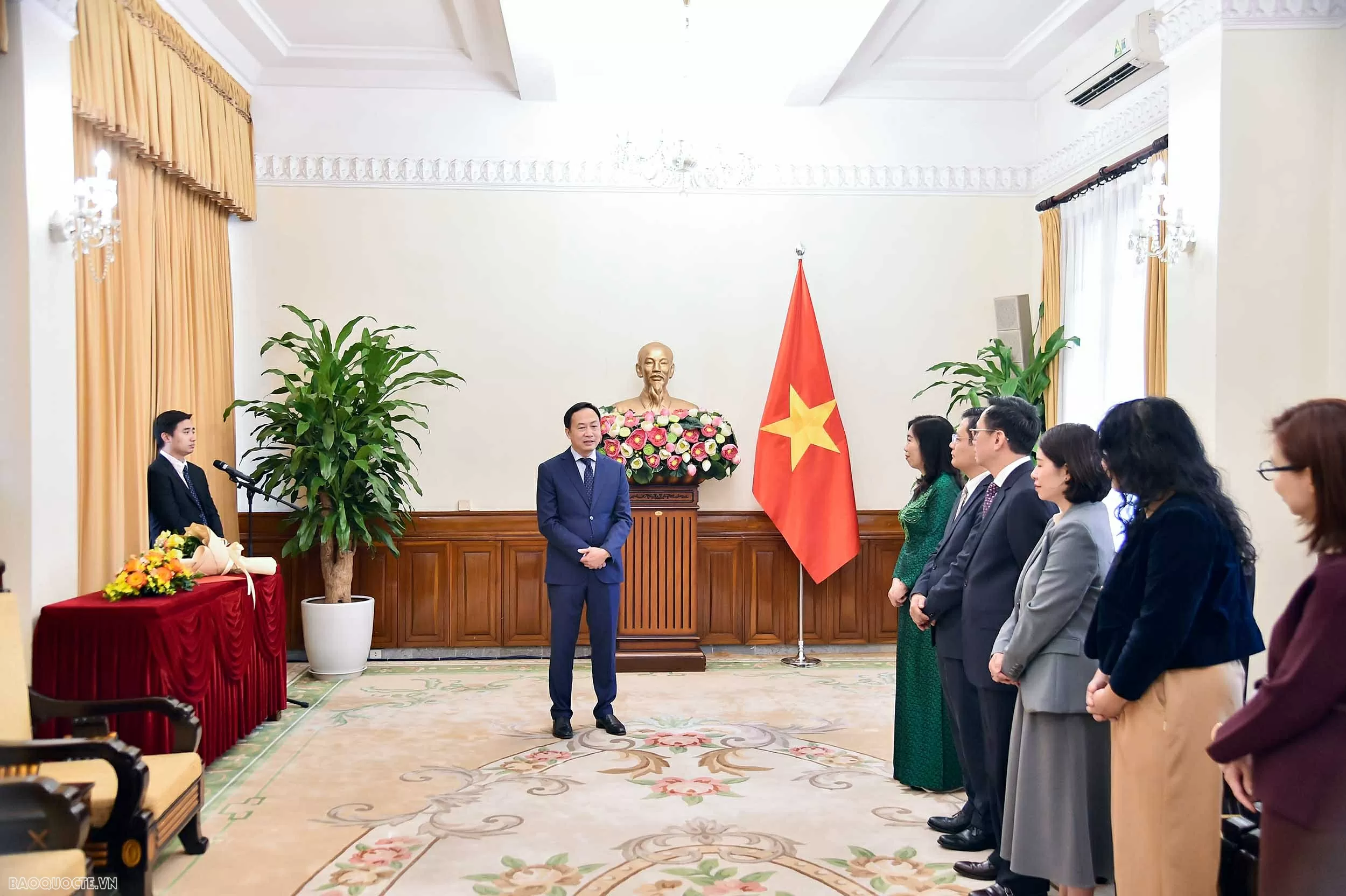 Deputy Foreign Minister Le Thi Thu Hang presents Decision on appointment and transfer of personnel