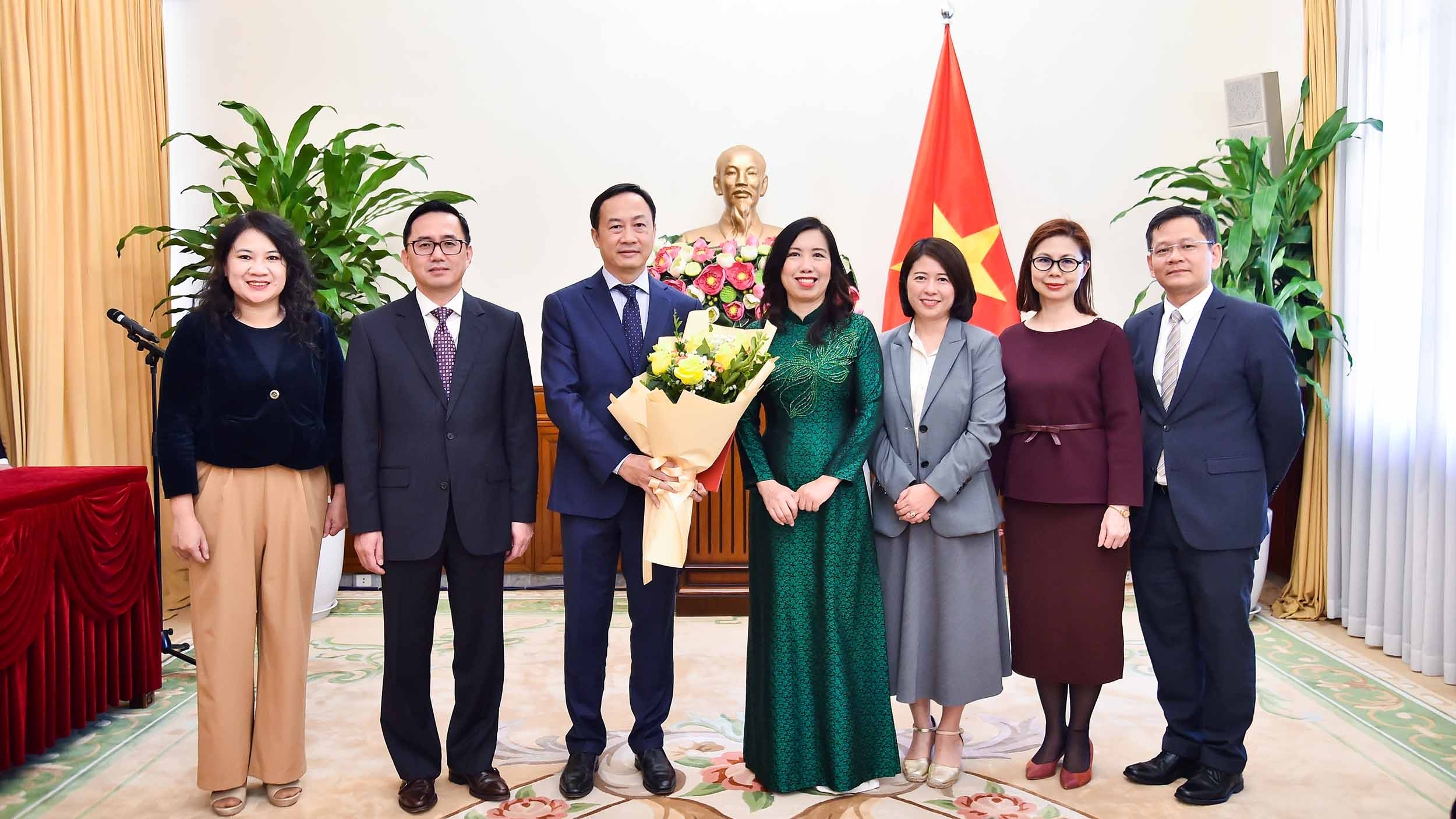 Deputy Foreign Minister Le Thi Thu Hang presents Decision on appointment and transfer of personnel