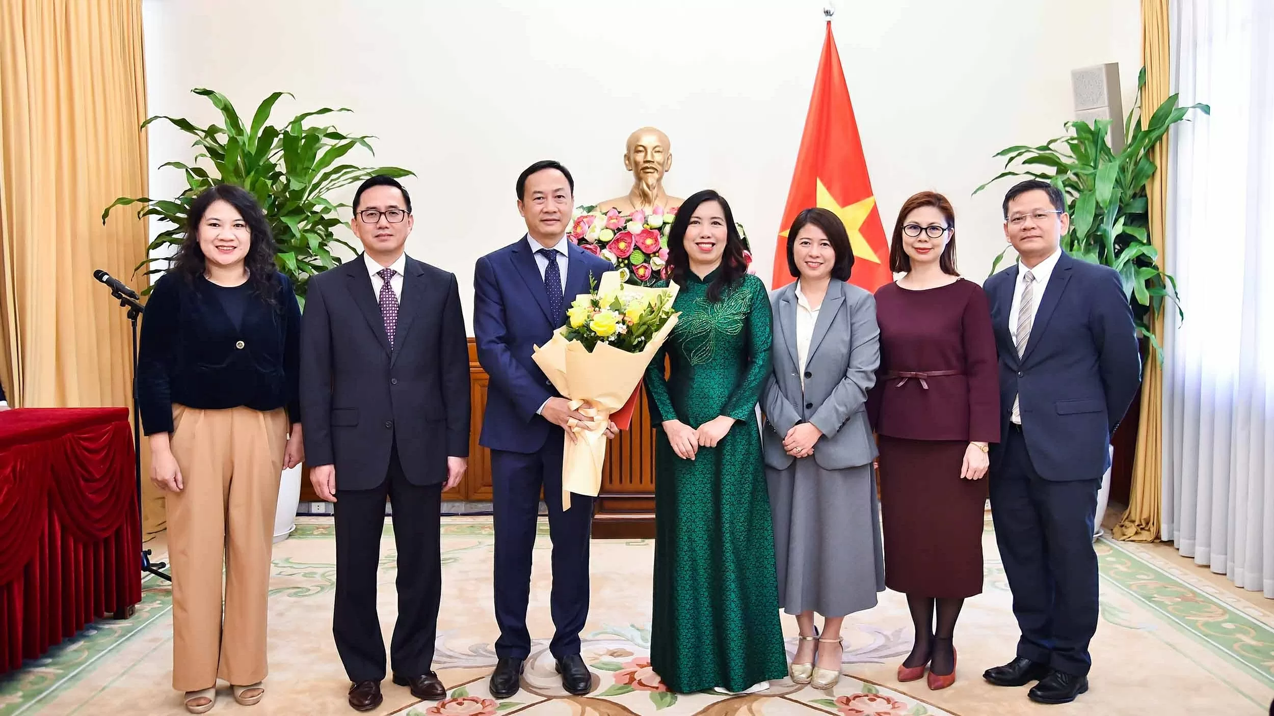 Deputy Foreign Minister Le Thi Thu Hang presents Decision on appointment and transfer of personnel