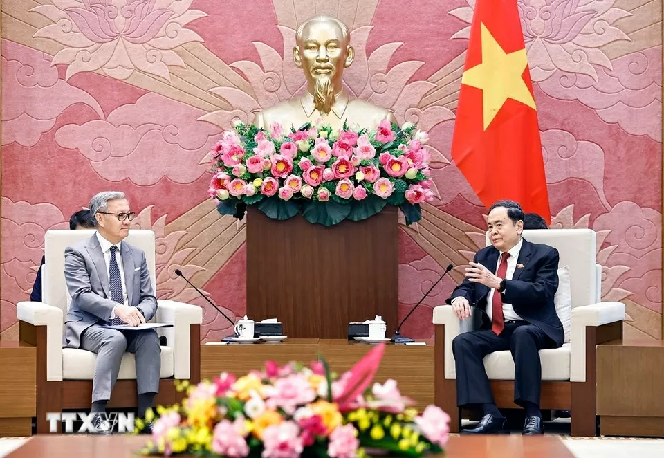 NA Chairman Tran Thanh Man welcomes Lao Foreign Minister Thongsavanh Phomvihane
