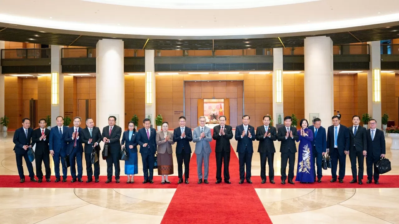 NA Chairman Tran Thanh Man welcomes Lao Foreign Minister Thongsavanh Phomvihane