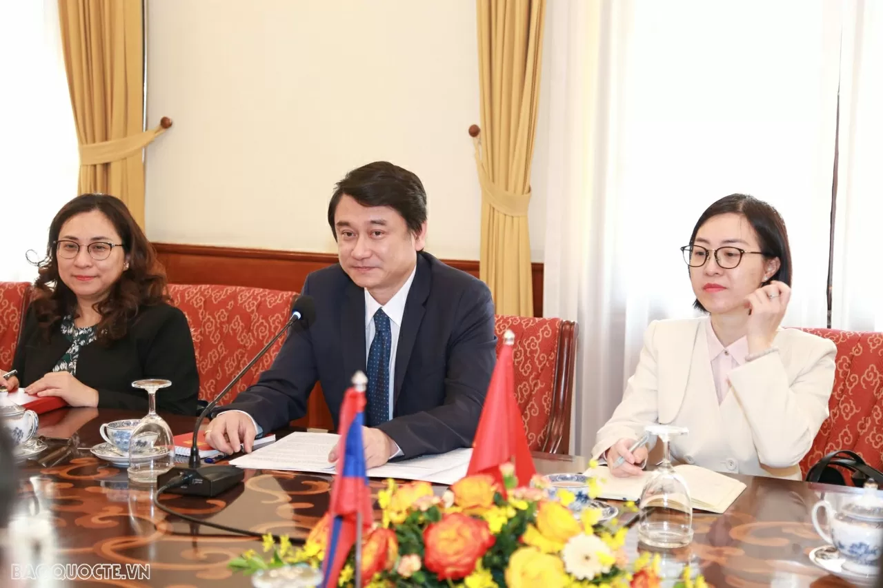Deputy FM Le Anh Tuan welcomes delegation from Laos' Ministry of Foreign Affairs