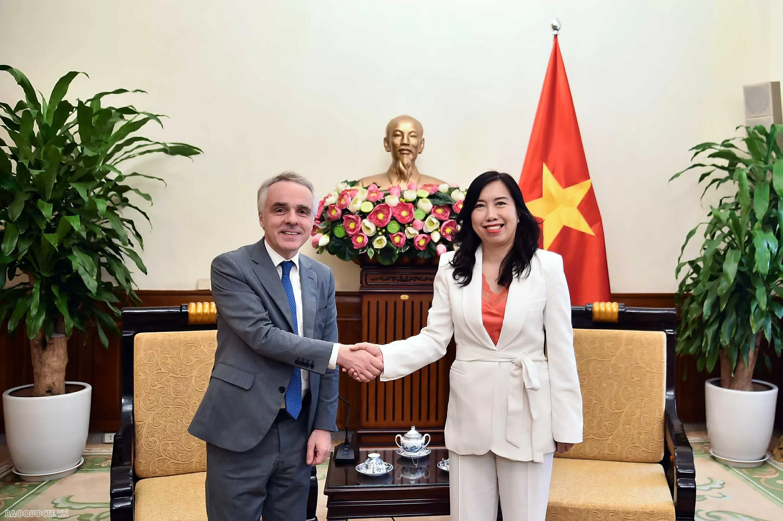 Deputy Minister Le Thi Thu Hang meets with Director of Asia-Oceania Department, French Ministry of Foreign Affairs