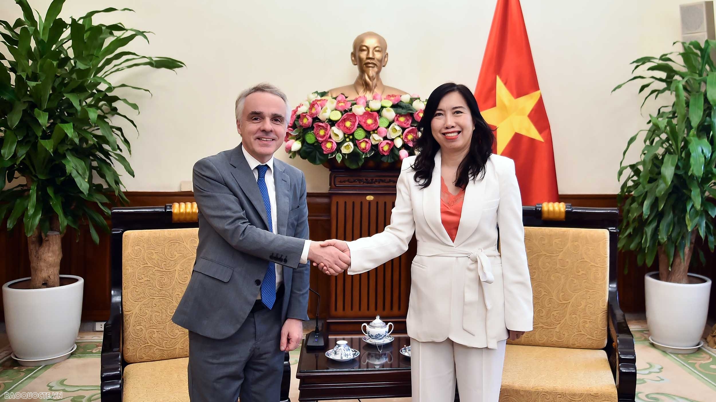 Deputy Minister Le Thi Thu Hang meets with Director of Asia-Oceania Department, French Ministry of Foreign Affairs