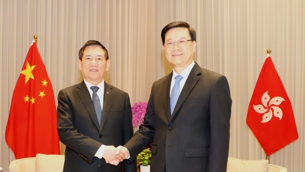 Deputy PM Ho Duc Phoc holds meeting with leader of China's Hong Kong SAR John Lee Ka-chiu