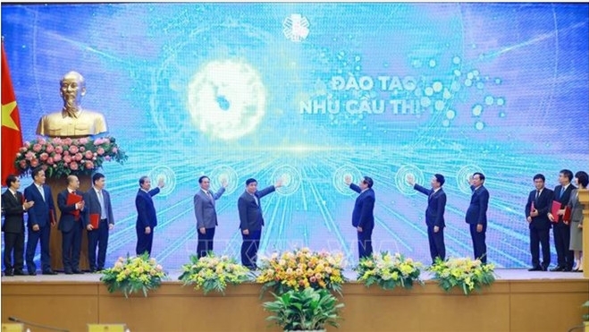 PM Pham Minh Chinh calls for drastic solutions to promote digital economy, society, citizens
