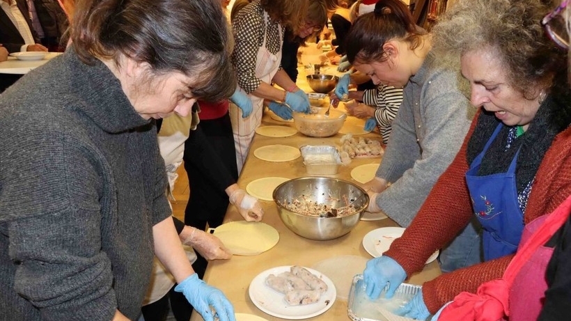 European tourists charmed by the art of making Vietnamese spring rolls