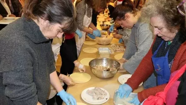 European tourists charmed by the art of making Vietnamese spring rolls
