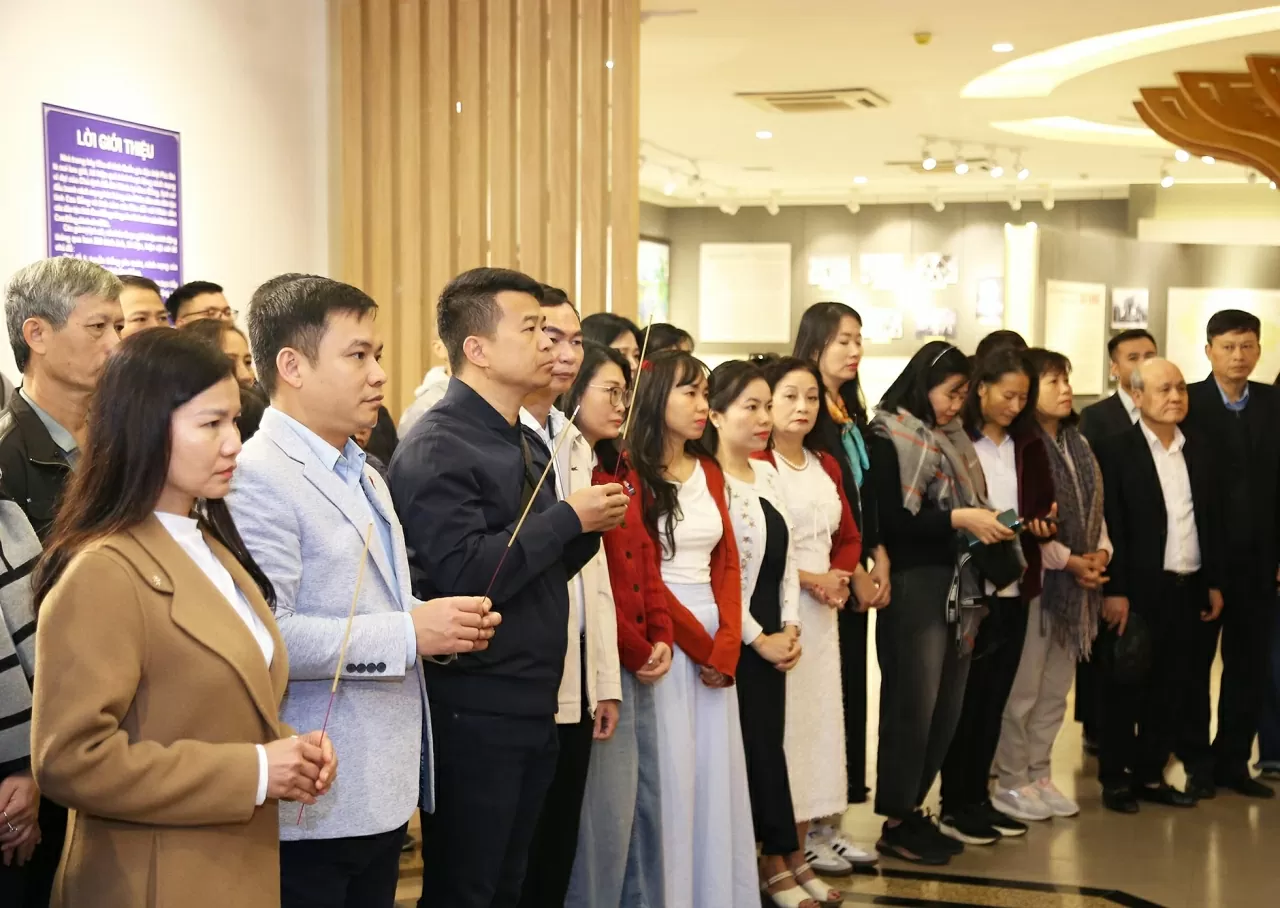 dâng hương tưởng nhớ Chủ tịch Hồ Chí Minh dâng hương tưởng nhớ Chủ tịch Hồ Chí Minh