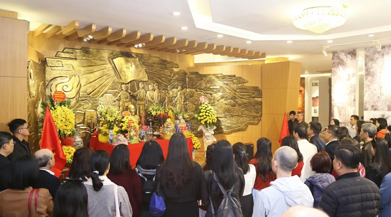 Đoàn dâng hương tưởng nhớ Chủ tịch Hồ Chí Minh. (Ảnh: Thành Long)