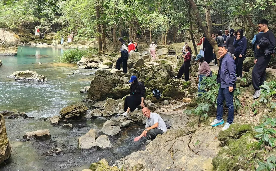 Đoàn tham quan suối Lê Nin nằm trong nằm trong Khu di tích lịch sử Pác Bó