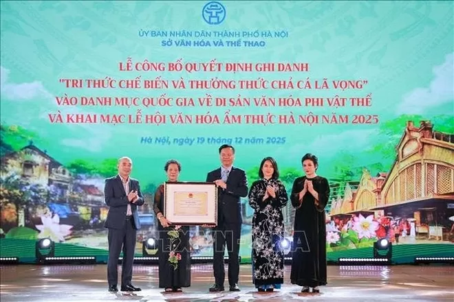 The decision to inscribe “the knowledge of preparing and enjoying “Cha ca La Vong” (La Vong grilled fish) on the national list of intangible cultural heritage is announced at the event (Photo: VNA)