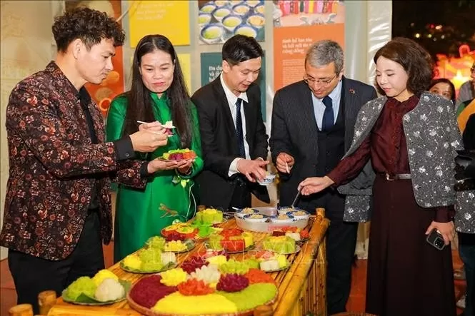 Visitors enjoy Hanoi food at a booth at the festival. (Photo: VNA)