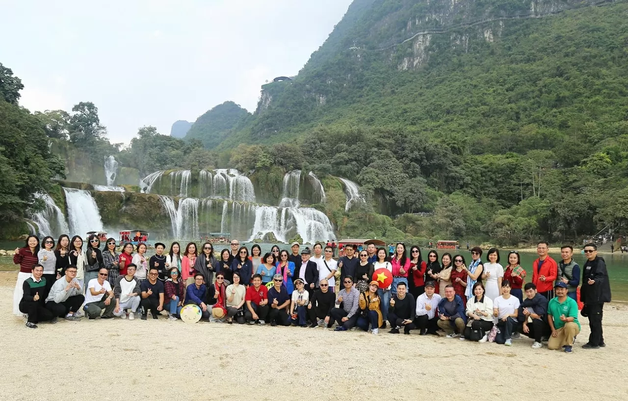 Đoàn chụp ảnh lưu niệm tại Thách Bản Giốc. (Ảnh: Thành Long) Đoàn chụp ảnh lưu niệm tại Thách Bản Giốc. (Ảnh: Thành Long)