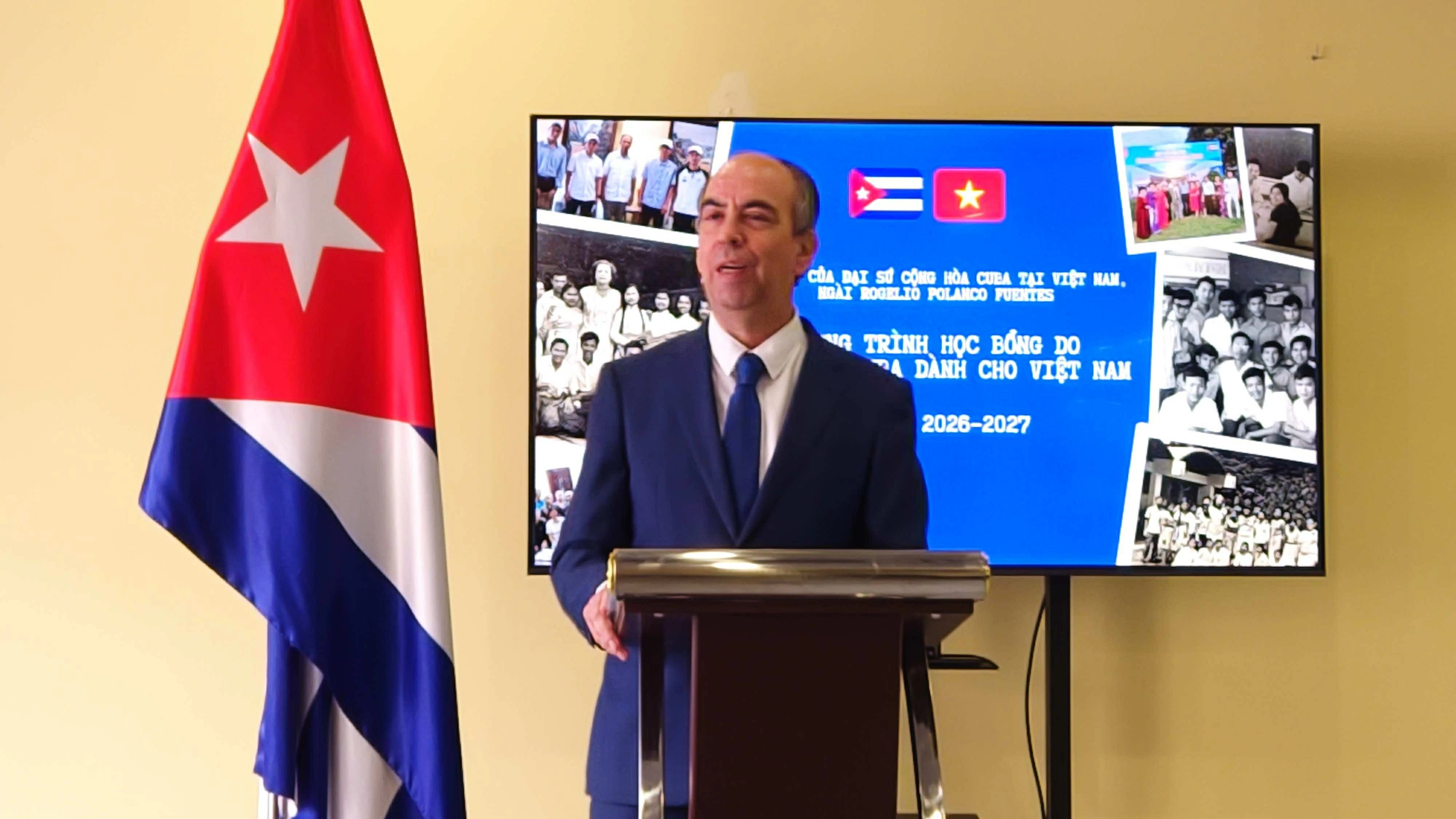 Cuba awards 15 scholarships to Vietnamese students