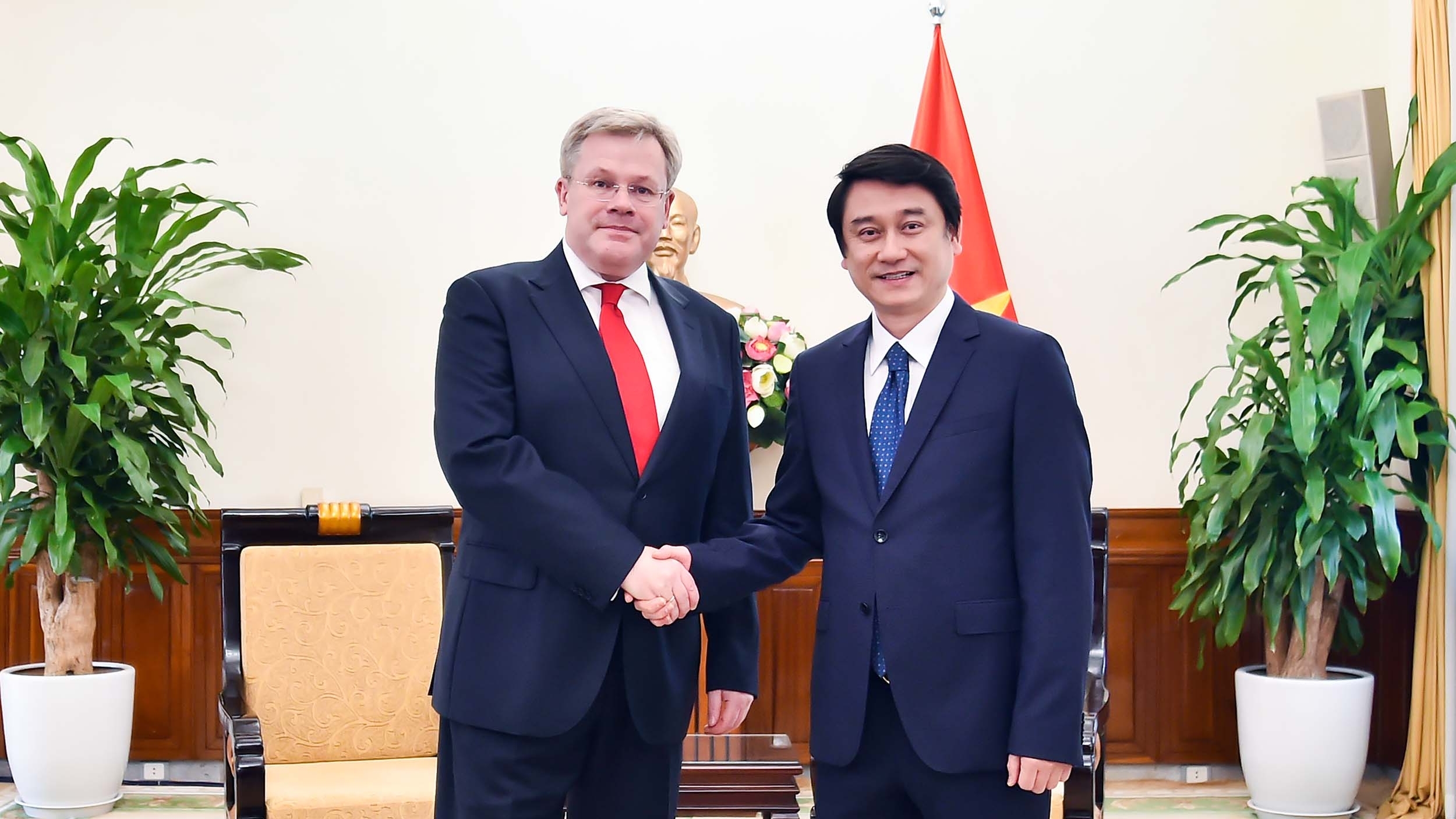 Deputy FM Le Anh Tuan receives Head of the Russian MOFA's Department for Non-Proliferation and Arms Control