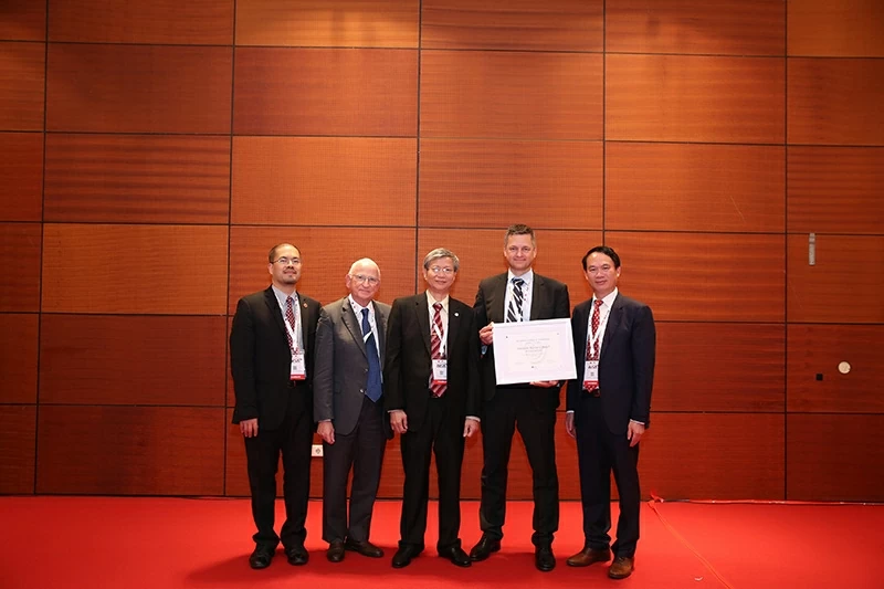 GS. TS. BS. Phạm Mạnh Hùng: “Tim mạch can thiệp Việt Nam vươn tầm thế giới”