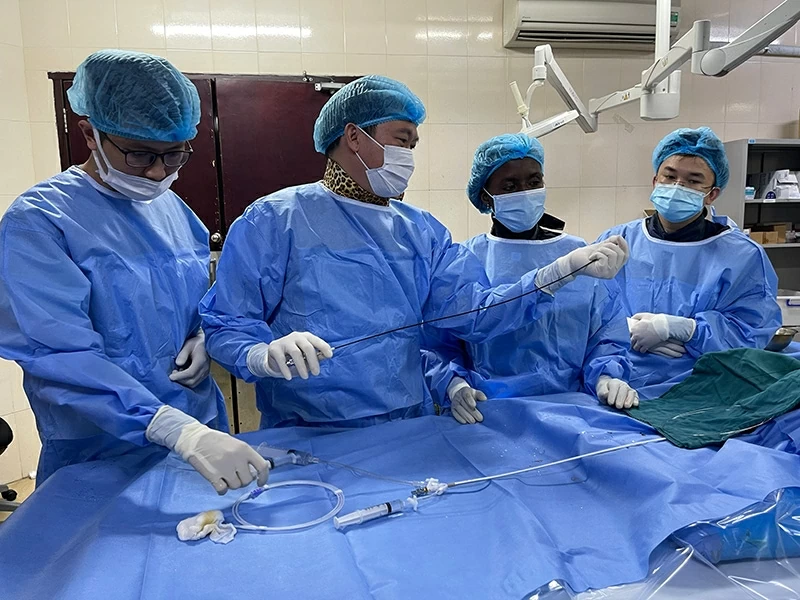 Hướng dẫn học viên quốc tế kỹ thuật Tim mạch can thiệp trong khuôn khổ hợp tác với Cộng hòa Pháp.