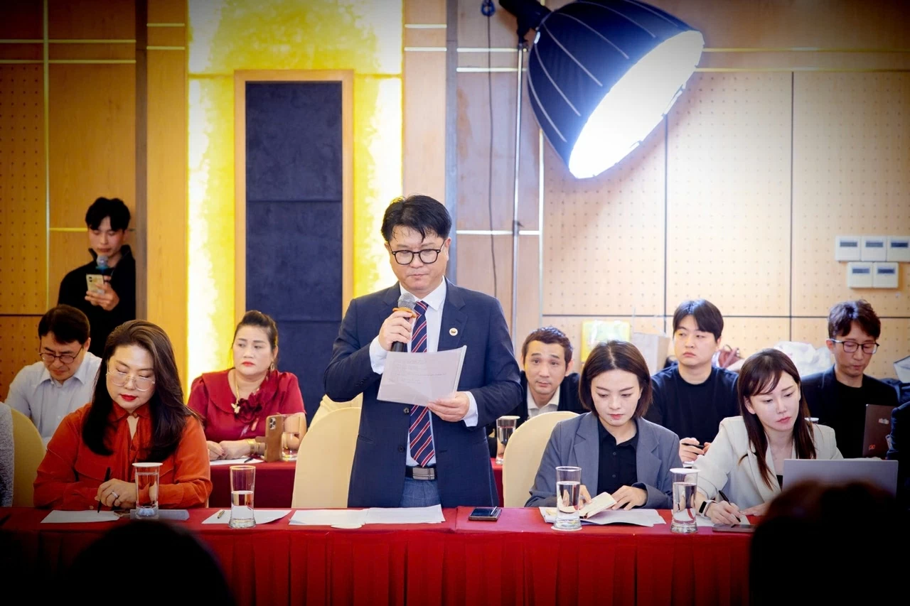 Mr. Lee Jongil, Chairman of the Korea-Vietnam Cooperation and Development Committee, shared information about the cooperation project during the meeting. Mr. Lee Jongil, Chairman of the Korea-Vietnam Cooperation and Development Committee, shared information about the cooperation project during the meeting.