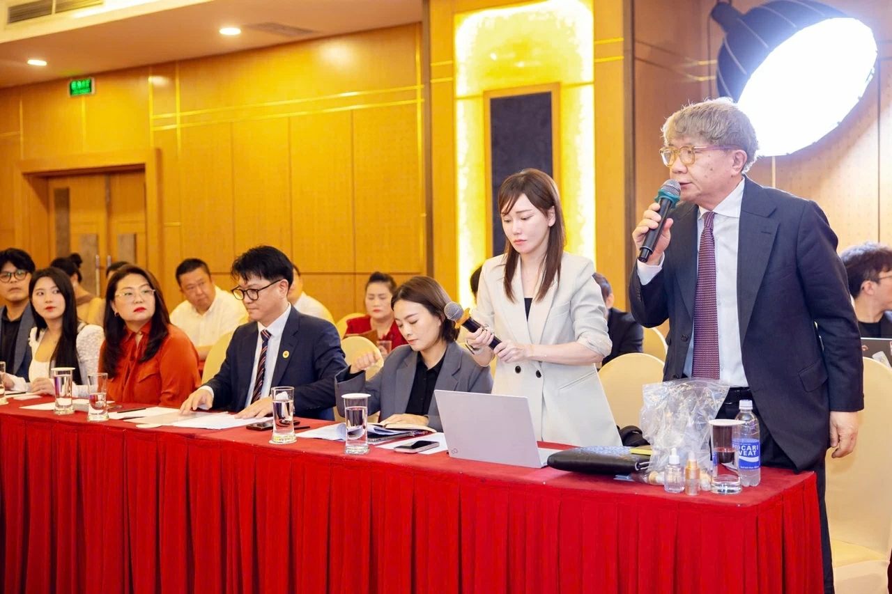 Mr. Yoshida Satoru, representing Japan, shared information about the products, the company, and the desire to establish trade connections in Vietnam. Mr. Yoshida Satoru, representing Japan, shared information about the products, the company, and the desire to establish trade connections in Vietnam.