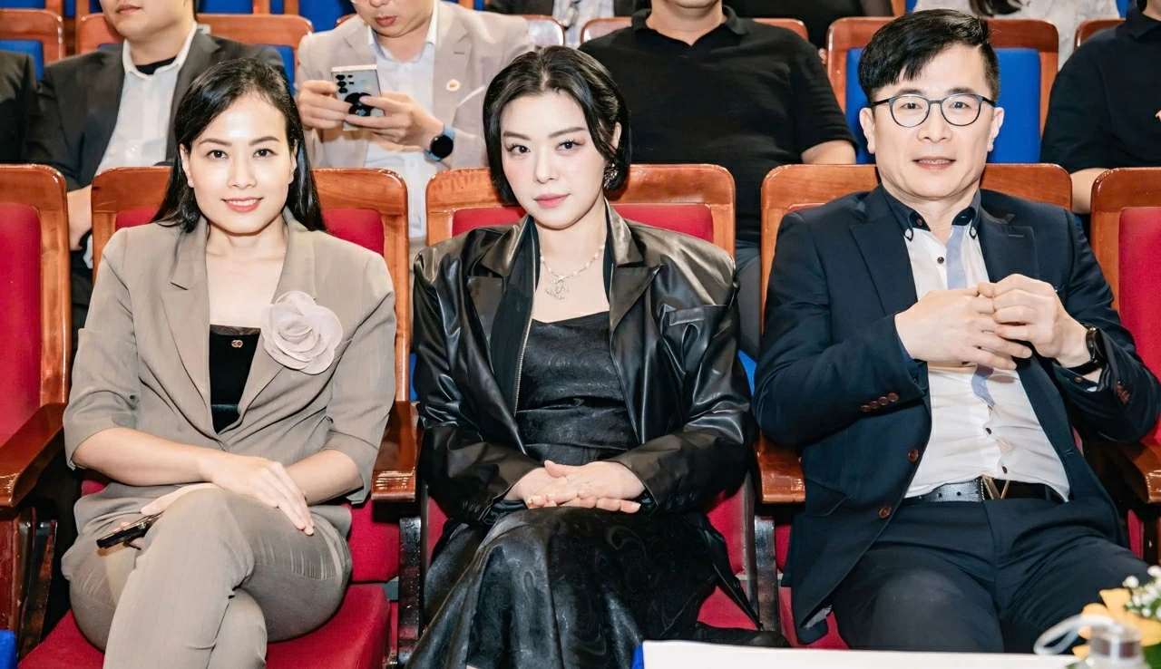 Deputy Director of Da Nang Department of Industry and Trade Do Thi Quynh Tram and Vice Chairman of the Korea-Vietnam Cooperation and Development Committee Yoo Se Hee, along with representatives from SBS - Seoul (Korea).