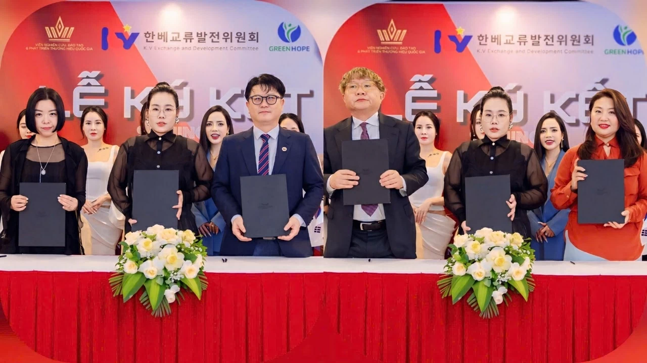 The signing ceremony for international trade cooperation between Vietnam, Korea, and Japan took place ahead of the Miss Beauty Industry Vietnam & International 2025 Final Round.