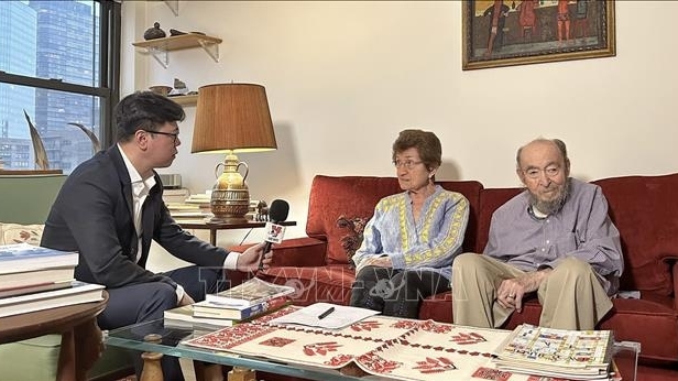 Foreign Minister Le Hoai Trung extends condolences over the passing of Cora and Peter Weiss