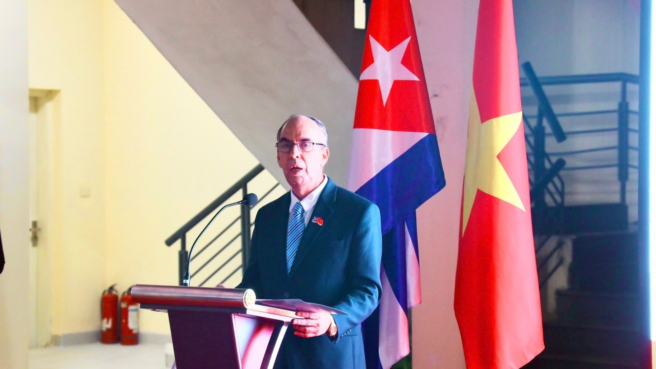 Cuba awards Friendship Order to Head of the Party Central Committee's Commission for Policies and Strategies   Nguyen Thanh Nghi