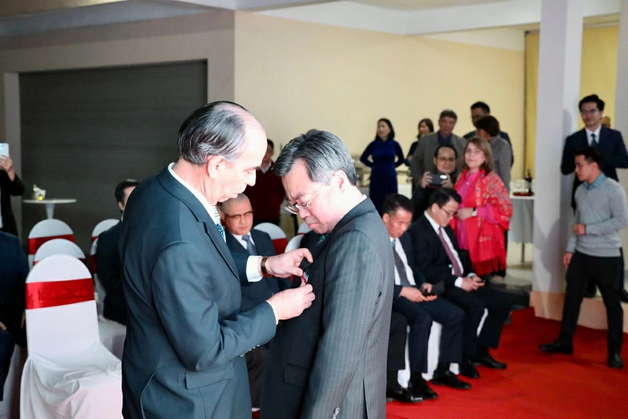Cuba awards Friendship Order to Head of the Party Central Committee's Commission for Policies and Strategies   Nguyen Thanh Nghi