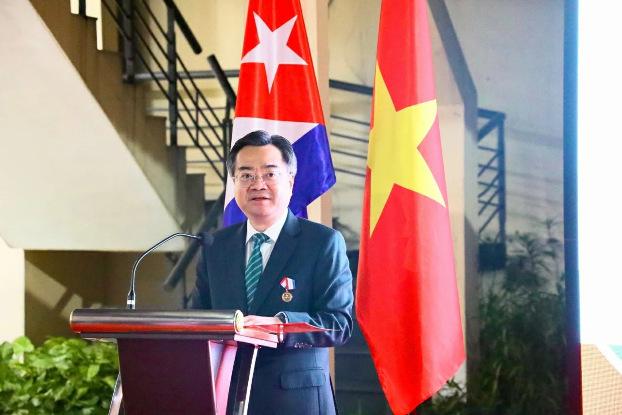 Cuba awards Friendship Order to Head of the Party Central Committee's Commission for Policies and Strategies   Nguyen Thanh Nghi