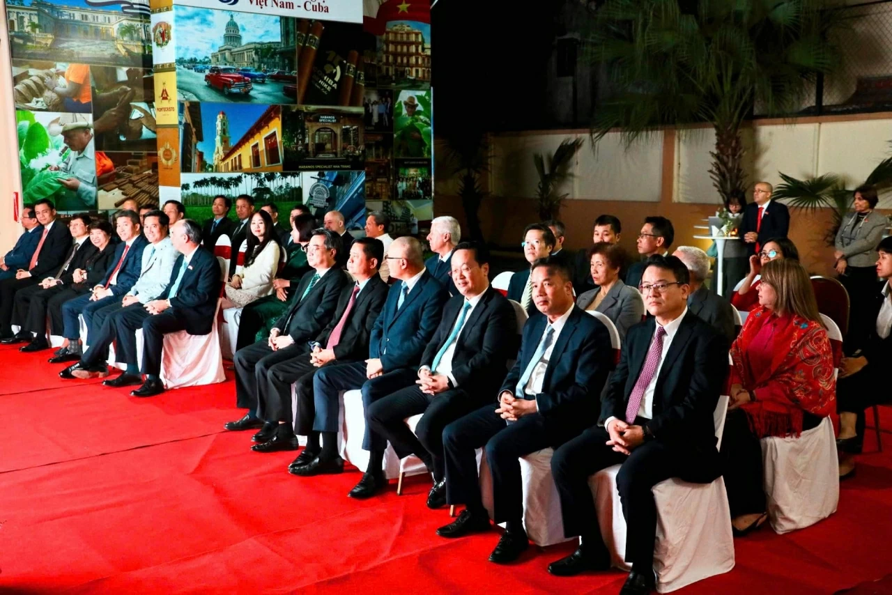 Cuba awards Friendship Order to Head of the Party Central Committee's Commission for Policies and Strategies   Nguyen Thanh Nghi