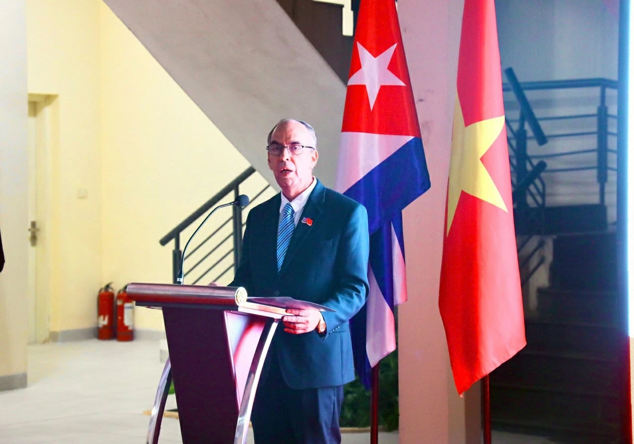 Cuba awards Friendship Order to Head of the Party Central Committee's Commission for Policies and Strategies   Nguyen Thanh Nghi