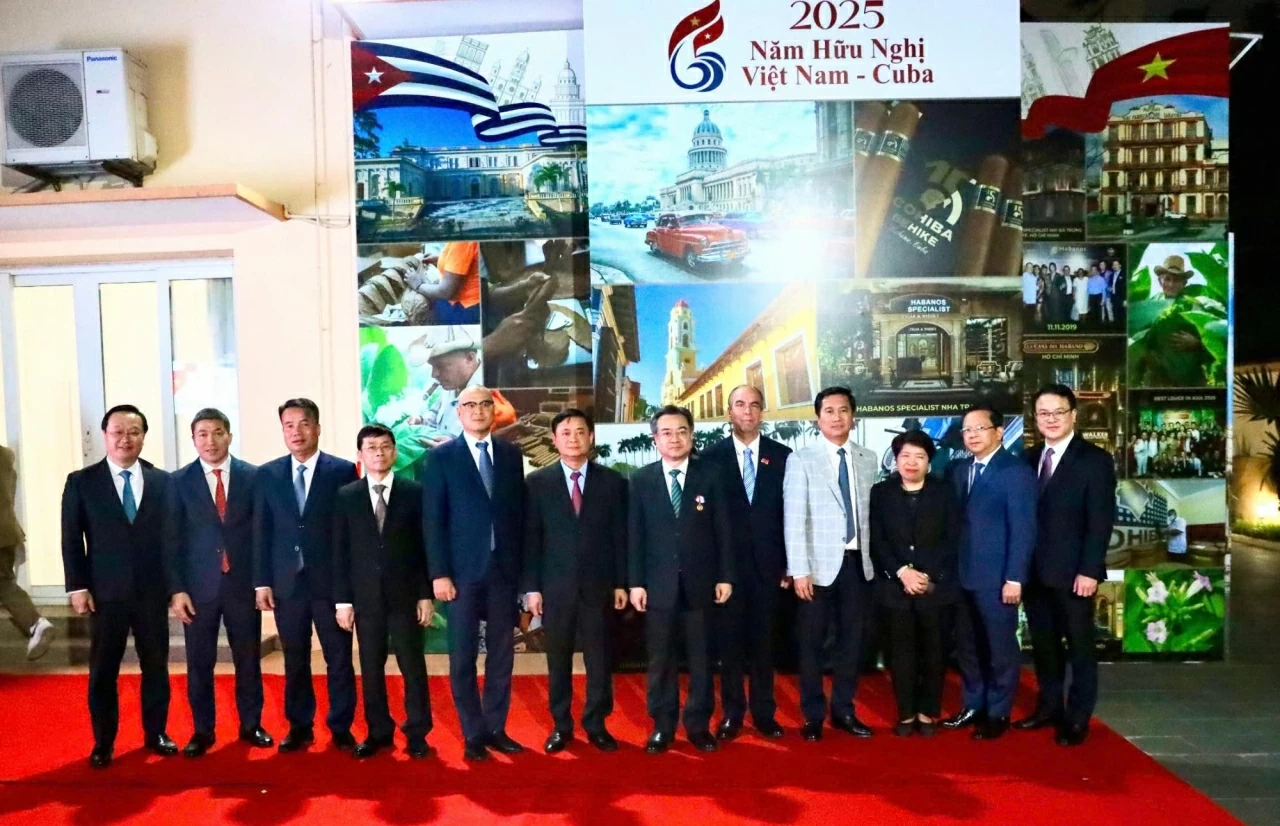 Cuba awards Friendship Order to Head of the Party Central Committee's Commission for Policies and Strategies   Nguyen Thanh Nghi