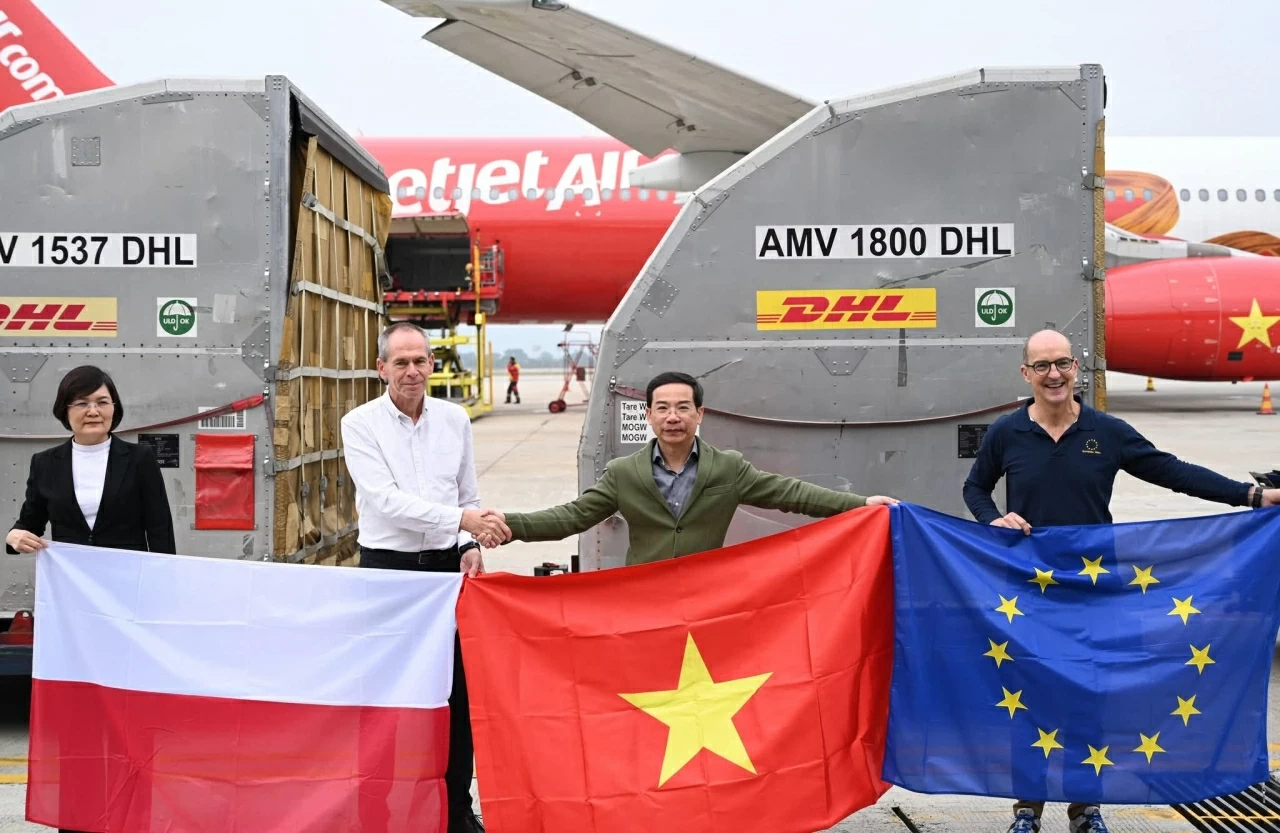 Poland provides 7 tons of aid to help Vietnam overcome the aftermath of typhoons and floods Poland provides 7 tons of aid to help Vietnam overcome the aftermath of typhoons and floods
