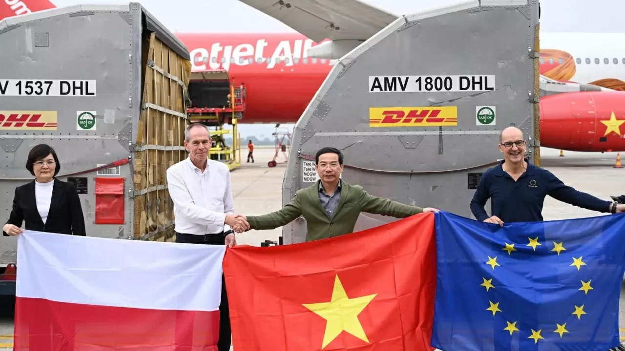Poland provides 7 tons of aid to help Vietnam overcome the aftermath of typhoons and floods