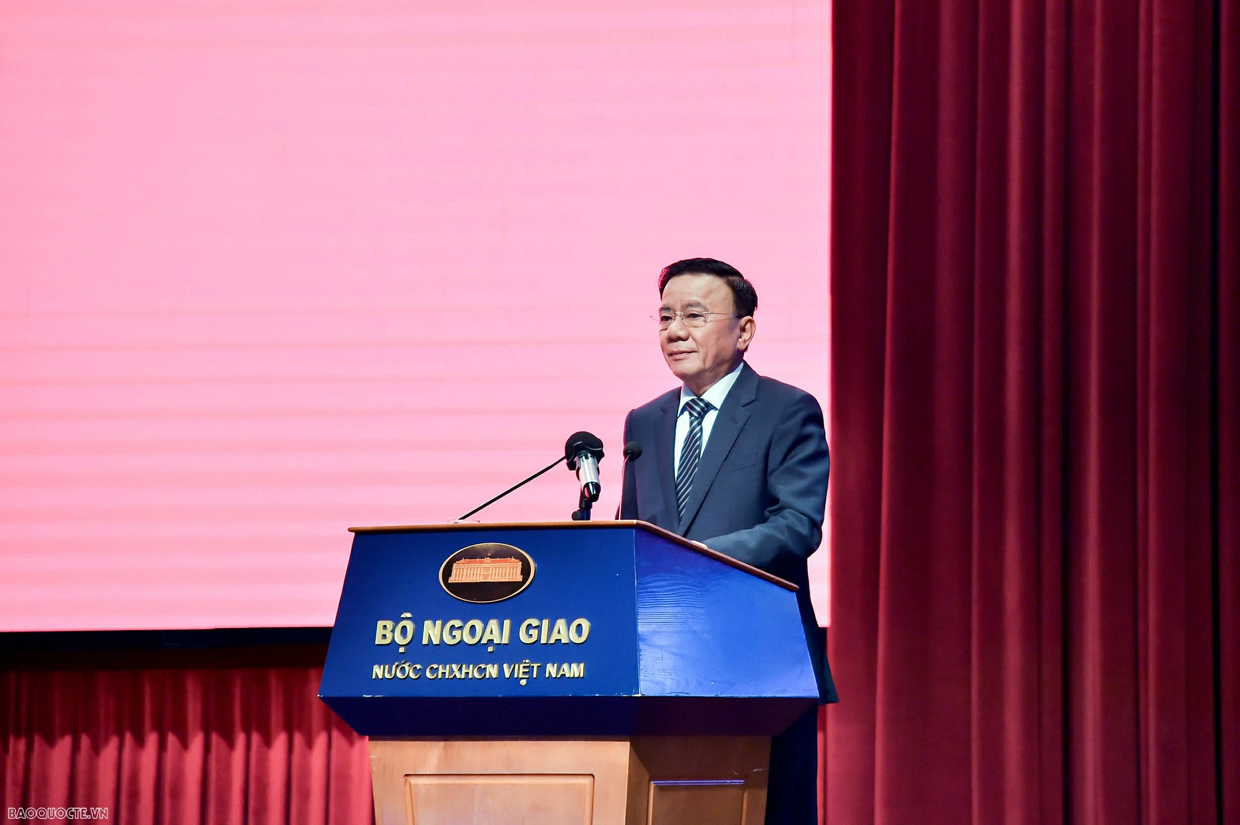 Secretariat Standing Member Tran Cam Tu underscores people-to-people diplomacy as key component of strategy for national development, safeguarding