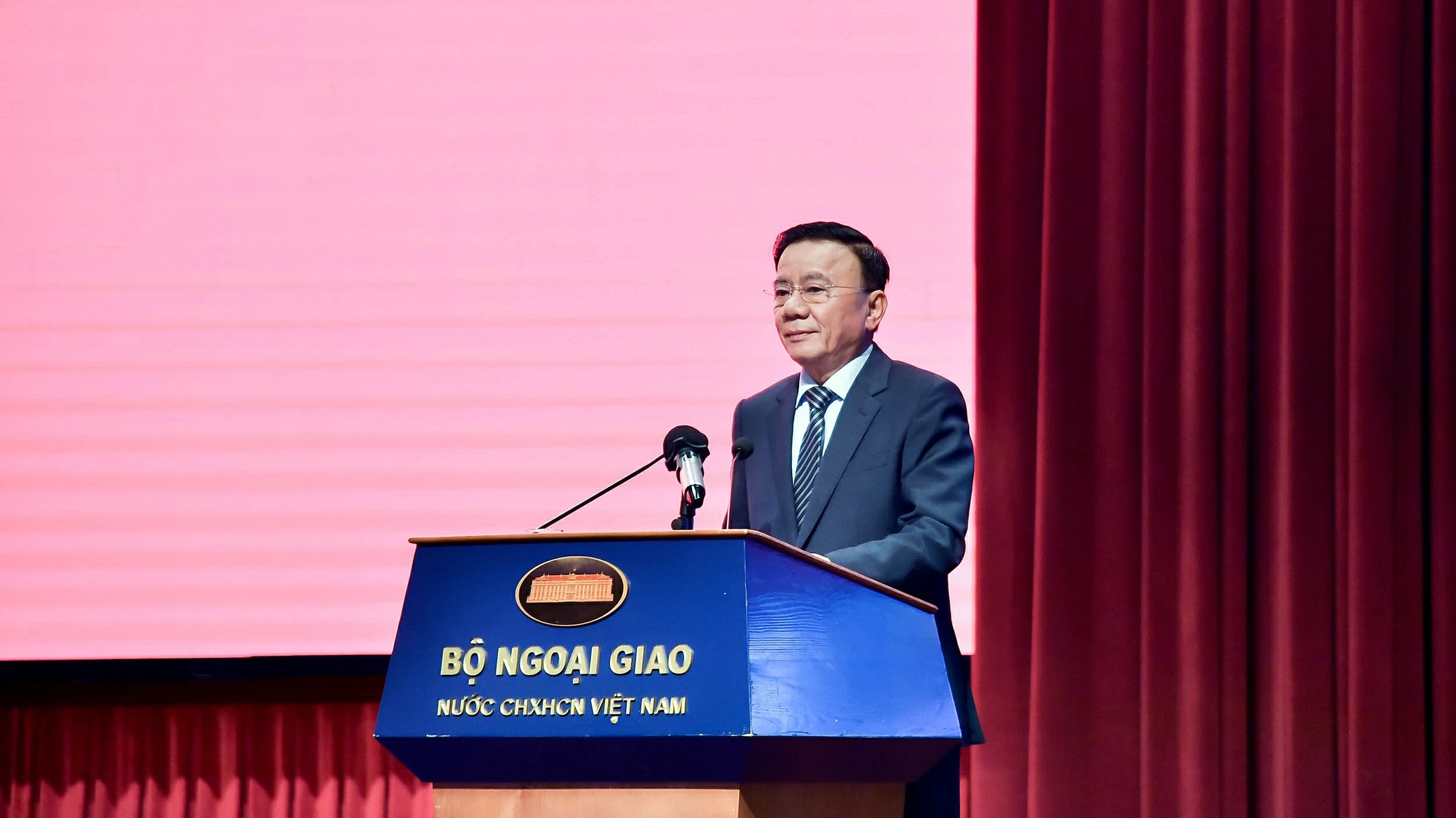 Secretariat Standing Member Tran Cam Tu underscores people-to-people diplomacy as key component of strategy for national development, safeguarding