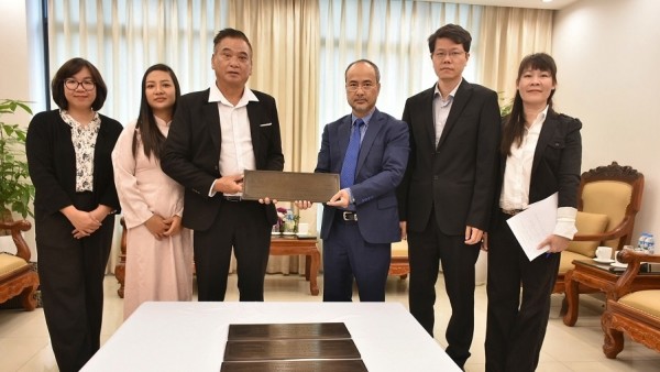Presentation of Bronze Plaque commemorating the first Vietnamese to set foot in New Hebrides (Vanuatu)