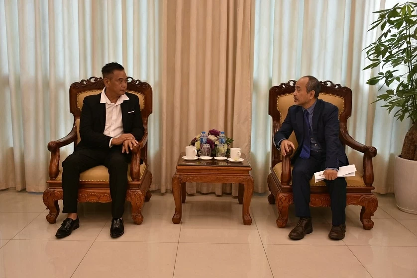 Presentation of Bronze Plaque commemorating the first Vietnamese to set foot in New Hebrides (Vanuatu)