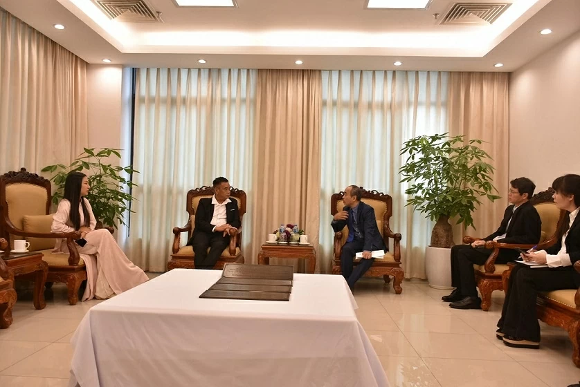 Presentation of Bronze Plaque commemorating the first Vietnamese to set foot in New Hebrides (Vanuatu)