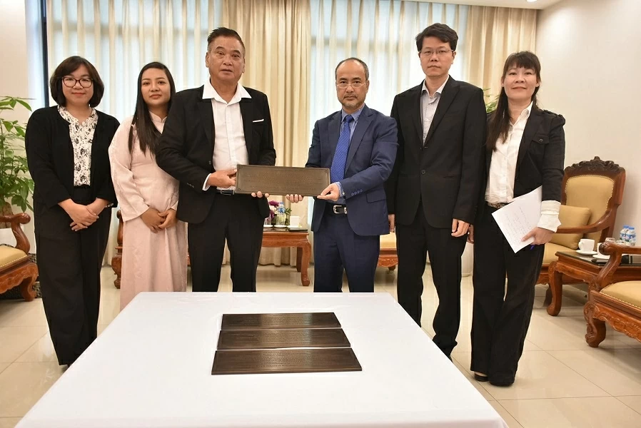 Presentation of Bronze Plaque commemorating the first Vietnamese to set foot in New Hebrides (Vanuatu)