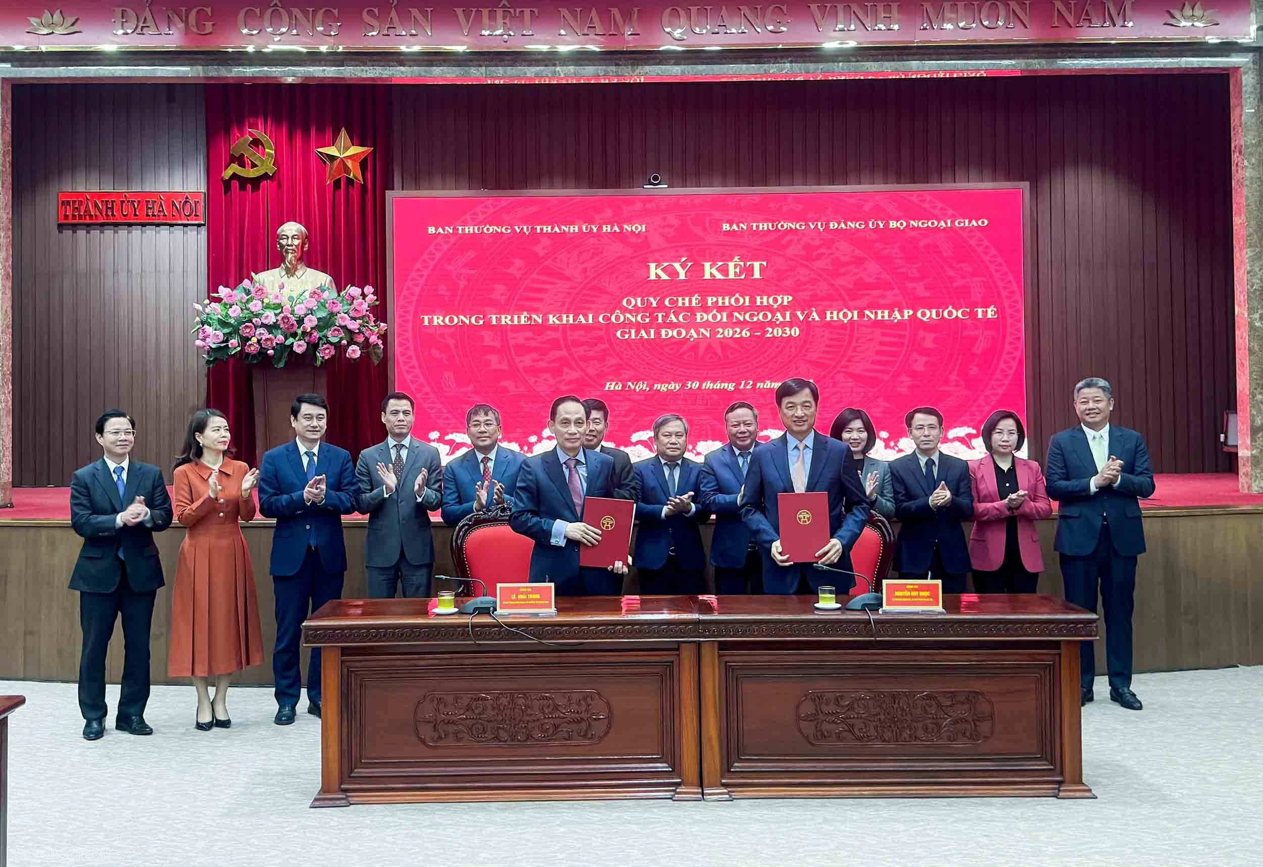Hanoi and the Ministry of Foreign Affairs sign coordination regulation on external relations work